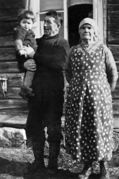 Gunnar Hällqvist med sin farfar och farmor.