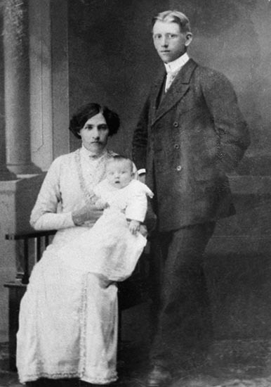 Maria och Oskar Eriksson med dottern 