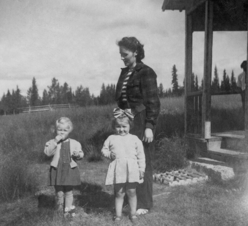 Margit Risfjell med barnen Ann-Marie och Birgitta.