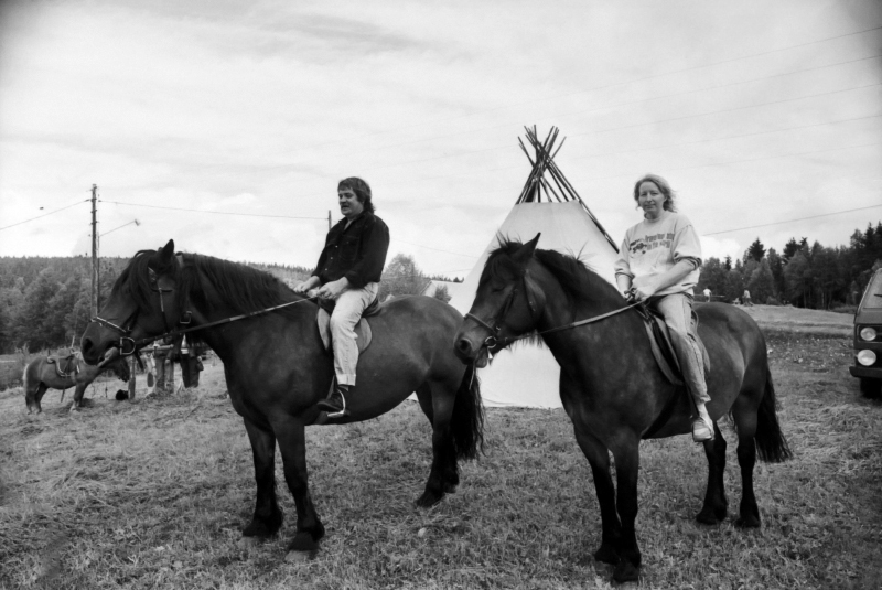 Sven Olof och Kristina på sina hästar.