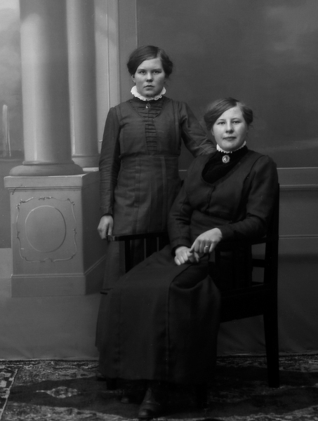 Ateljéfoto av två okända kvinnor.