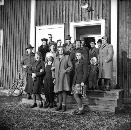 En grupp Skansholmsbor utanför skolan 