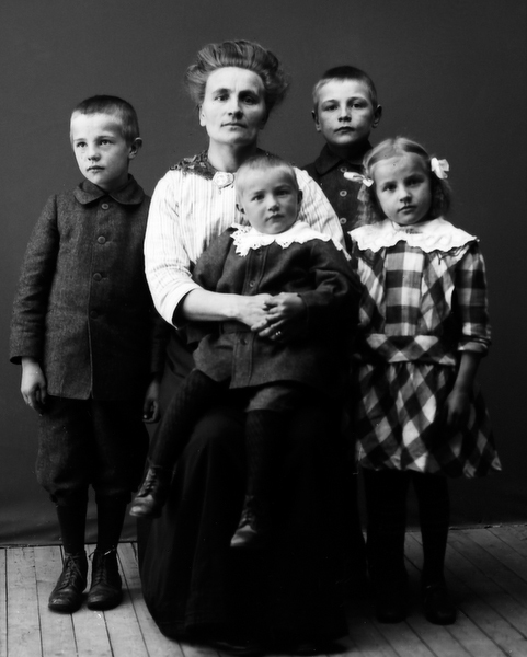 Ateljéfoto av en okänd familj.
