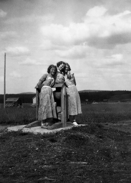Tre glada flickor i Dalasjö.