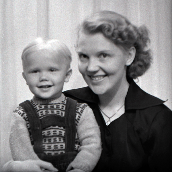 Ateljéfotografi av Ulla Larsson med sin son