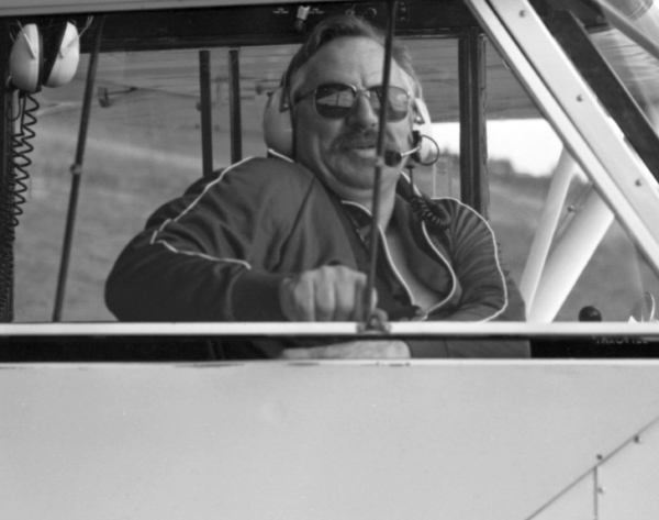 Sten Gunnar, i Vilhelmina flygklubbs flygplan.