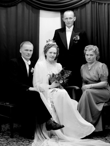 Brudparet Einar & Alice Hamberg med marskalk oc...