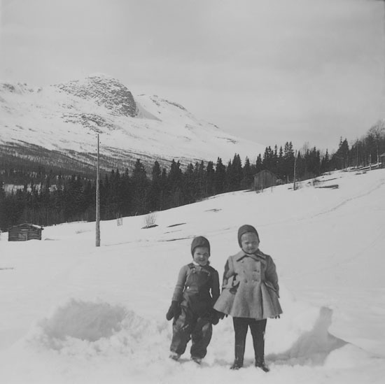 Ann-Kathrin och Ulrika Kanon leker i snön.