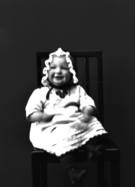 Ateljéfoto av en okänd liten bebis.