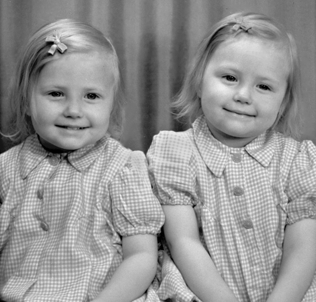 Ateljéfotografi av tvillingsystrarna Gerd & Gun...