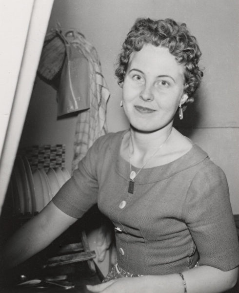 Effie Larsson tar hand om disken. Julen 1959.