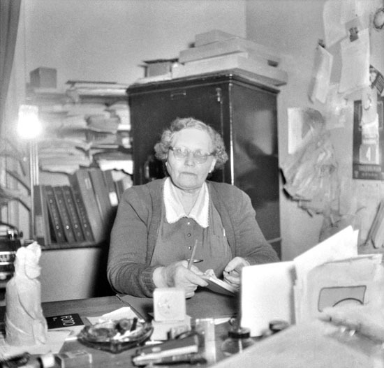 Frideborg Sörlin vid skrivbordet i familjens 