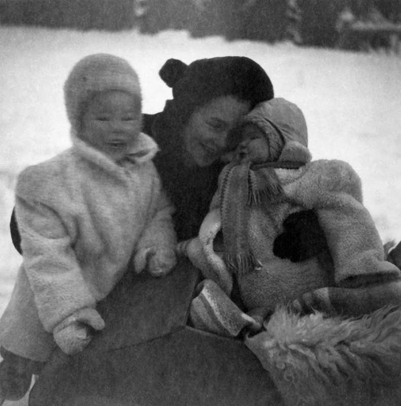 Margit, Ann-Marie och Åke, ute på sparktur.