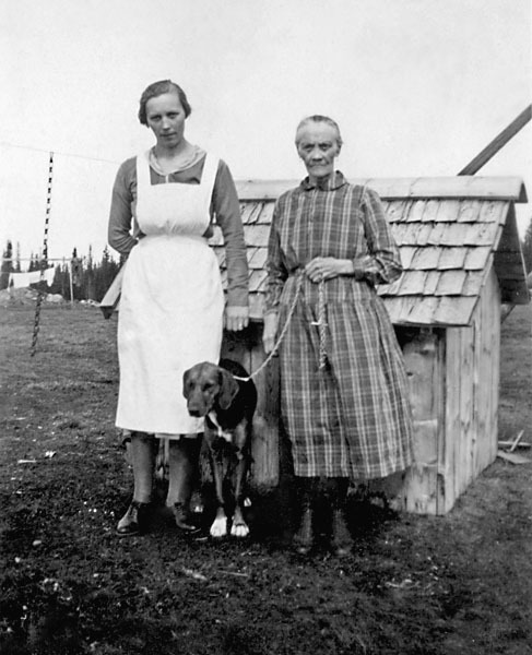 Hildur och Mor Gustava Persson med hund.