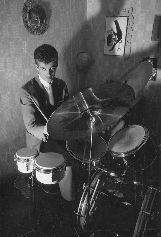Leif Granlund vid trummorna.