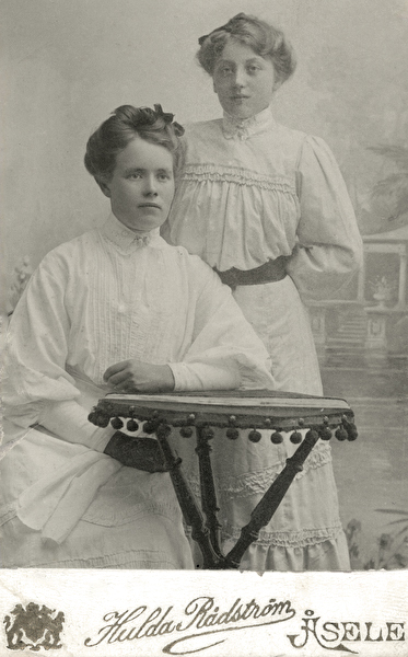 Ida Winberg med okänd kvinna.