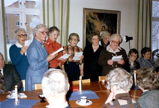 Pensionärer sjunger i Vilhelmina församlinghem.