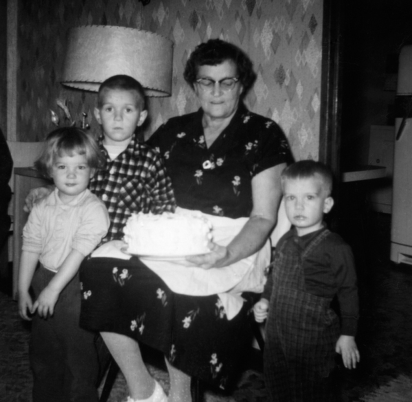 Bertha Larsson med sons barn.