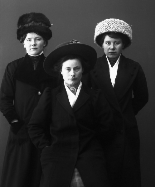 Tre okända kvinnor.