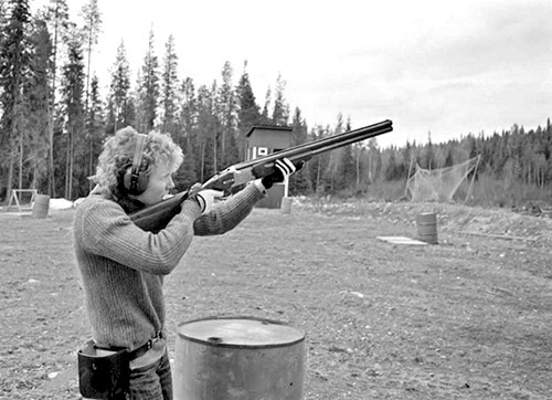 Mai-Greth Abramsson skjuter lerduvor.
