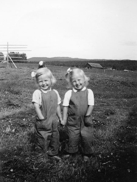 Bild av tvillingsystrarna Isaksson i Dalasjö