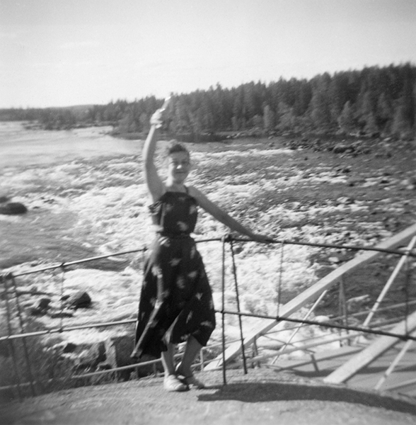 Anna-Märta Danielsson ute vid Bullerforsen.
