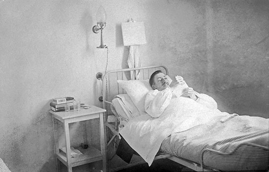 Bild av okänd man i en sjuksäng.