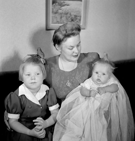 Bild av Elsa Persson med sina döttrar.