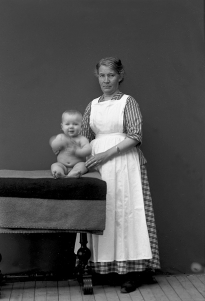 En okänd kvinna med ett okänt spädbarn.