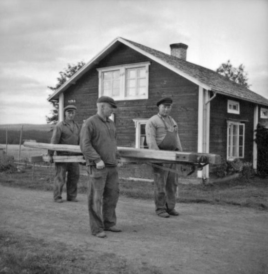 Stubbrytaren flyttas i Karlsbacka, 1945.