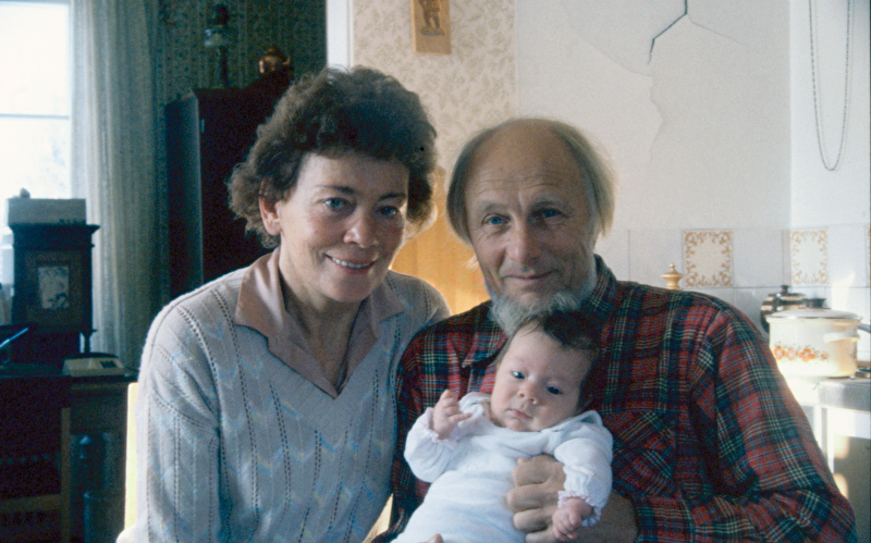 Rosemarie och Herman med sitt barnbarn Emma.