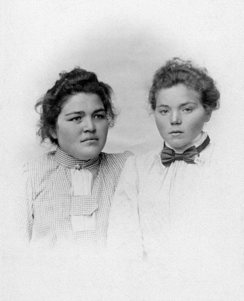 Porträtt av två okända kvinnor.