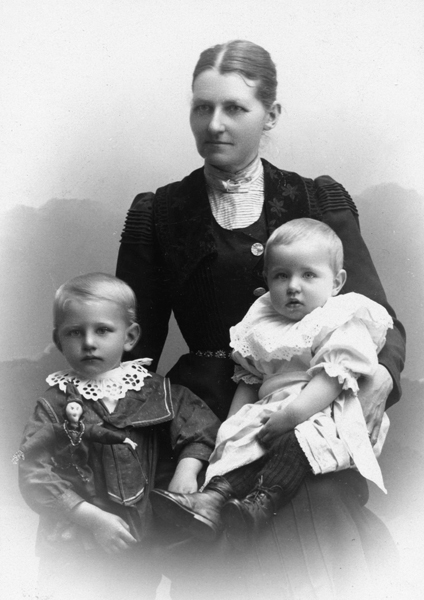Ida Bäckström med sina barn.