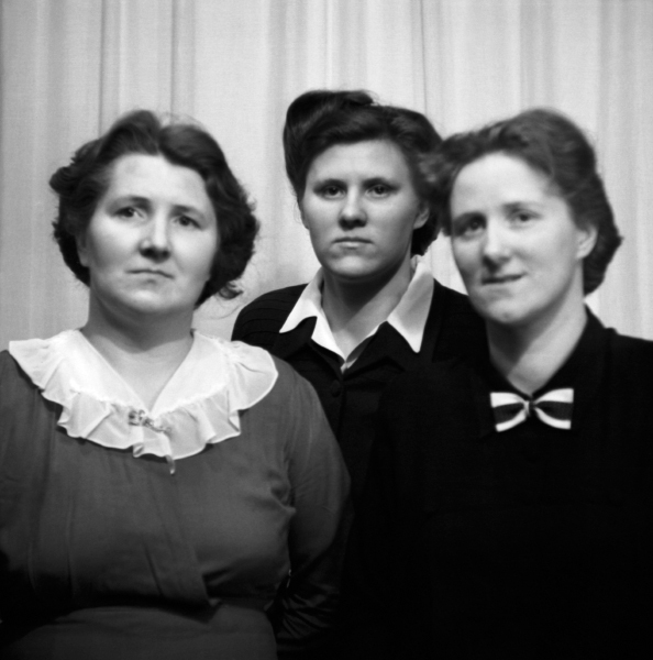 Ateljefoto av Tre kvinnor