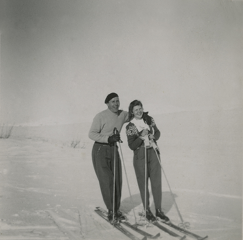 Ett par på skidor.