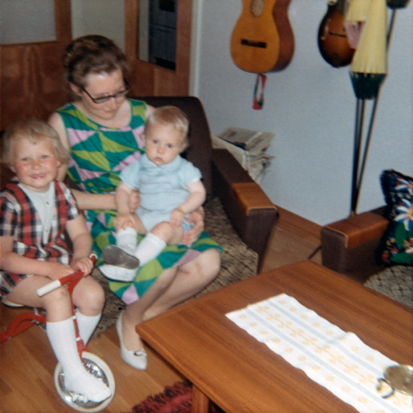 Karin Nordqvist med sina två barn
