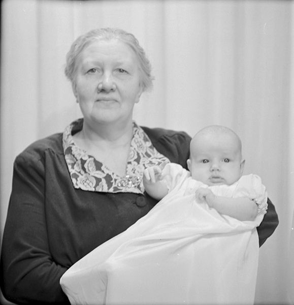 Mormor Nylander och barnbarnet Ingelsson