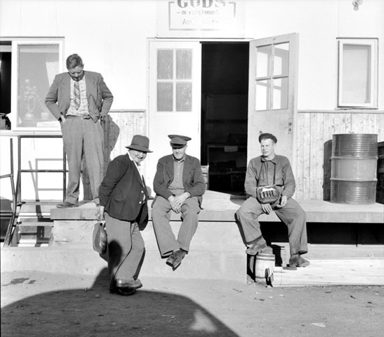 Fyra män utanför busstationen i Vilhelmina.