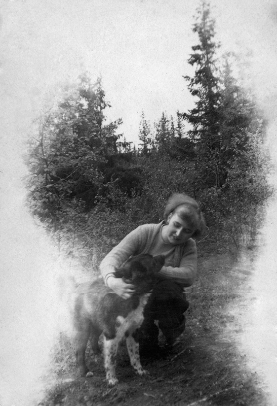 Fotografi av Ellen Karlsson med en hund i