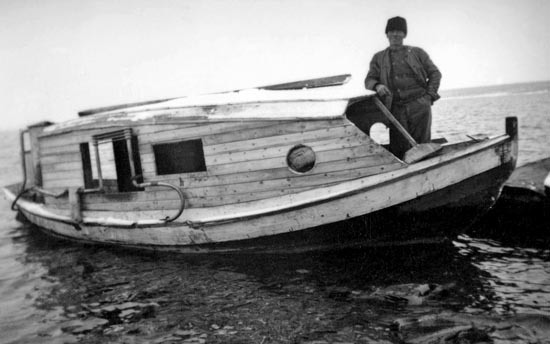 Vesterlund i Svalgonäs med sin motorbåt.