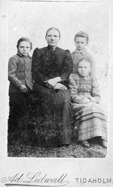 Anna Stina Björkman med tre av sina barn, Hjalm...