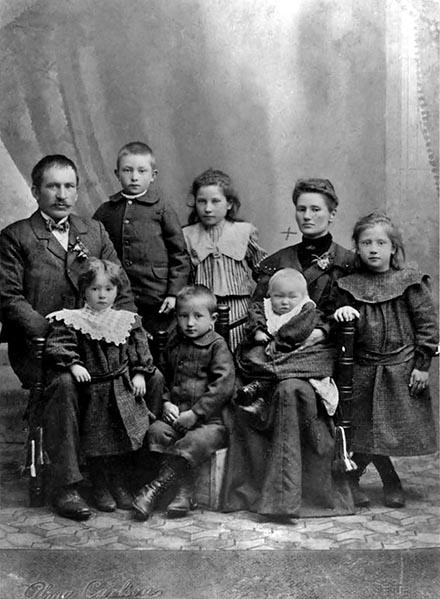 Bonden Alfred Ekberg med familjen från Elgsjö, ...