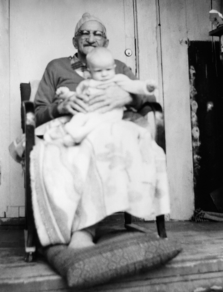 Fotografi av Erik Nilsson med sitt barnbarn,