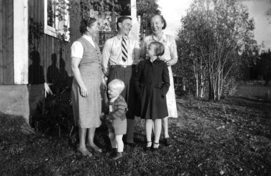 Familjen Lennart och Hulda Holmgren på besök 