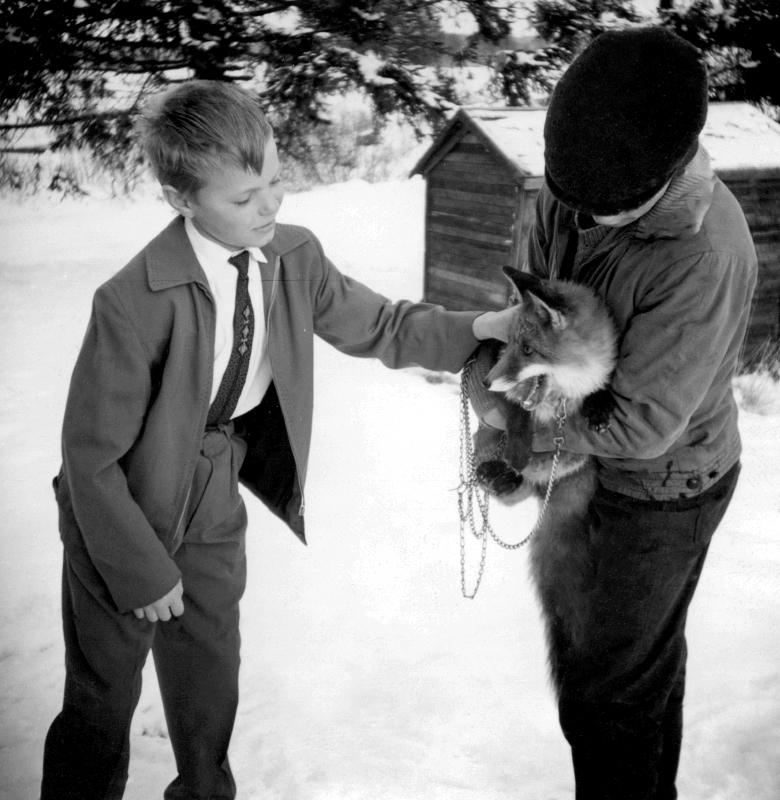 Kenth Bergström och Kåre Eriksson med räven.