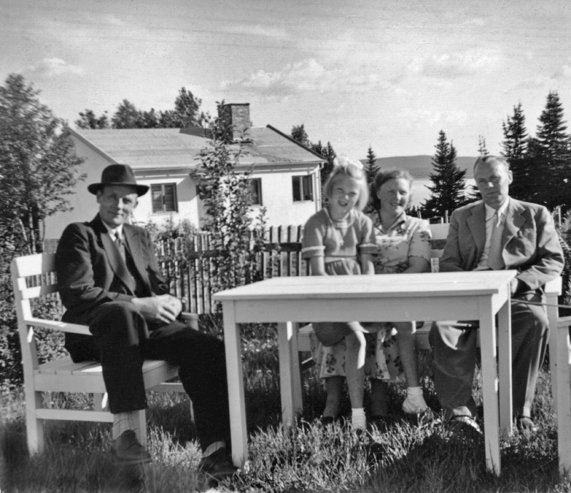 Familjen Eliasson i trädgården hemma hos Anna och