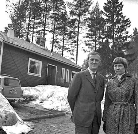 Kjell och Svea Lauritz vid sitt egnahem 