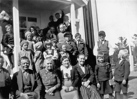Vid Lövnäs skola våren 1936.