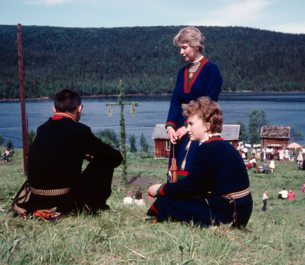 Midsommar i Fatmomakke. En av damerna är Gunill...