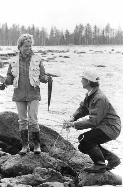 Maria  och Mats fiskar i Vojmån.